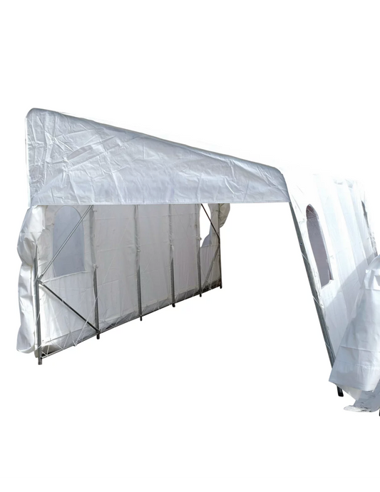 Abri simple monopente blanc vu de trois quarts, ouvert à l’avant.