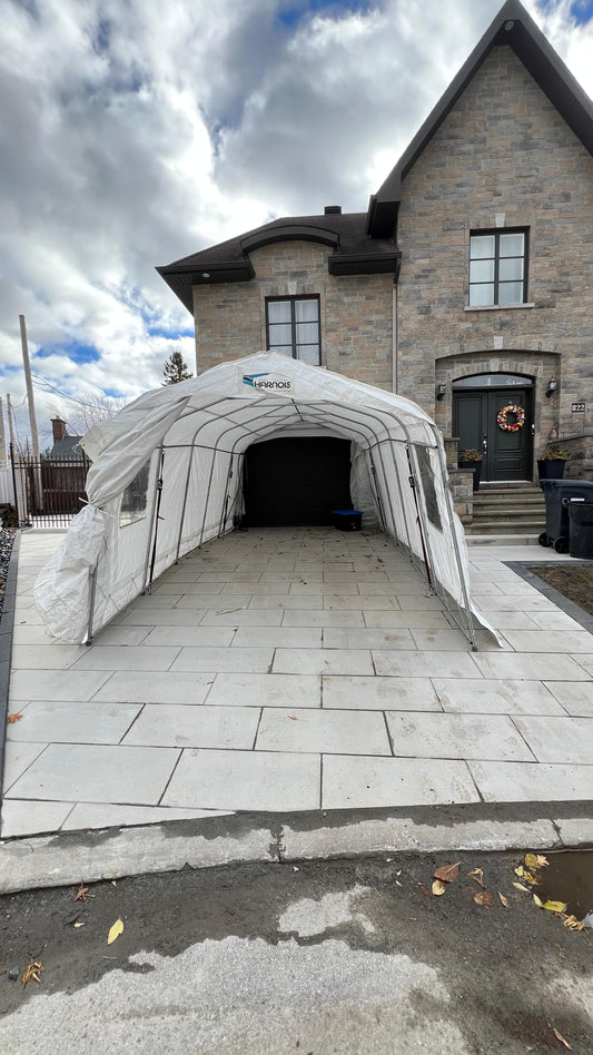 Abri d’auto monté dans une entrée pavée devant une maison