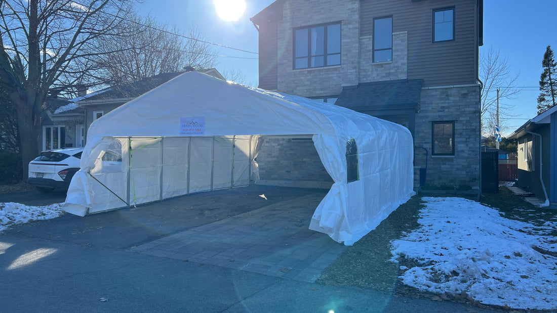 Abri d’auto double blanc, ouvert à l’avant, installé devant une maison