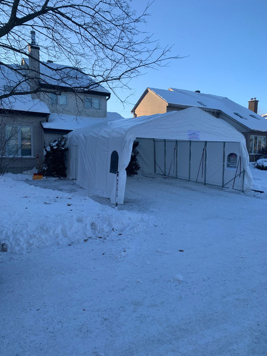 Abri d’auto installé devant une résidence en hiver