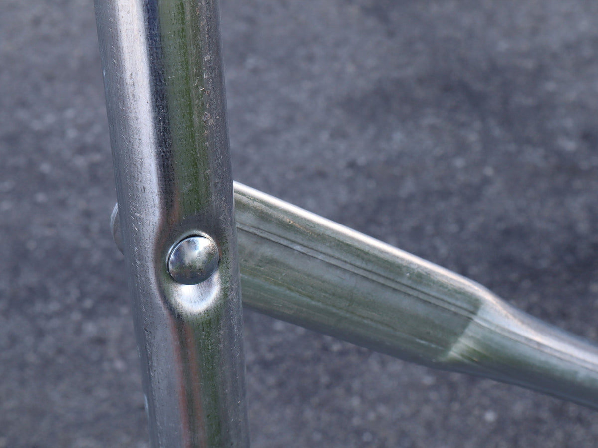 Assemblage de deux tubes de structure avec bouton de verrouillage.