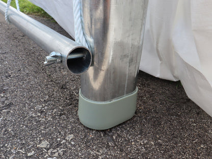 Embout protecteur au pied d’une structure métallique d’abri d’auto.