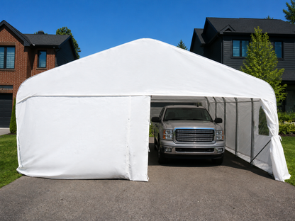 Abri d’auto double blanc avec une moitié de la porte fermée et une camionnette à l’intérieur.